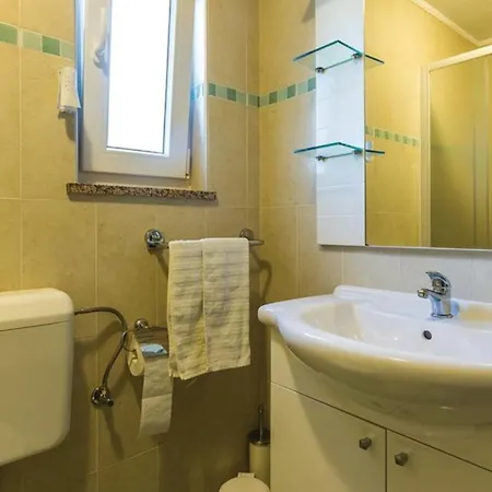 Apartment Damir 2 By Guide Galižana